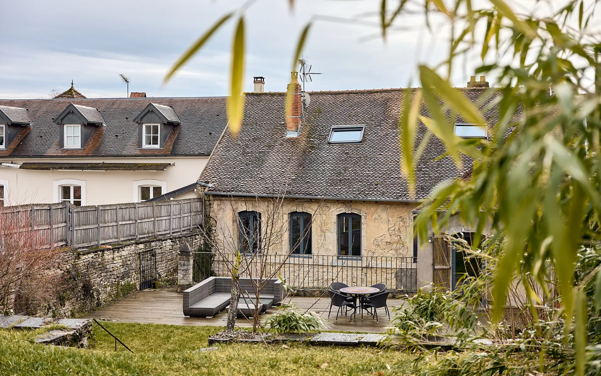 Façade lumineuse de l'ensemble patrimonial au centre de Vesoul à vendre - Arrière-Cour, agence immobilière spécialisée en Haute-Saône