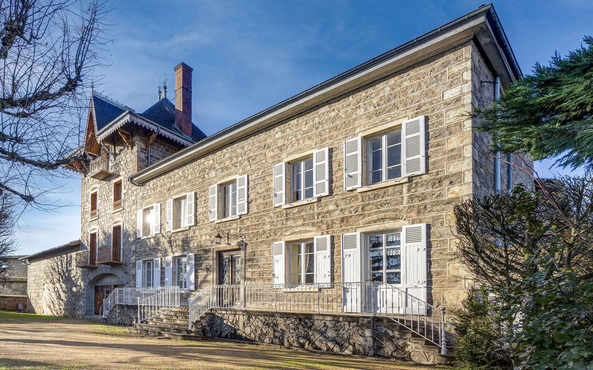 Façade lumineuse de la demeure bourgeoise au cœur du Beaujolais viticole à vendre - Arrière-Cour, agence immobilière spécialisée dans le Rhône