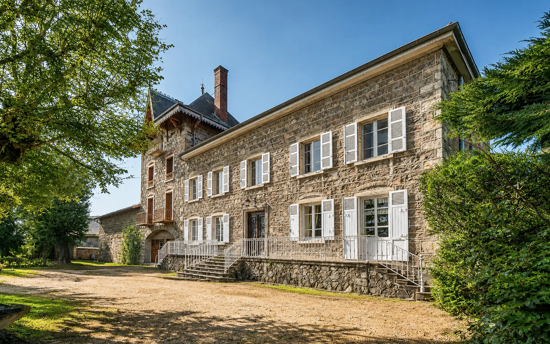 Façade lumineuse de la demeure bourgeoise au cœur du Beaujolais viticole à vendre - Arrière-Cour, agence immobilière spécialisée dans le Rhône
