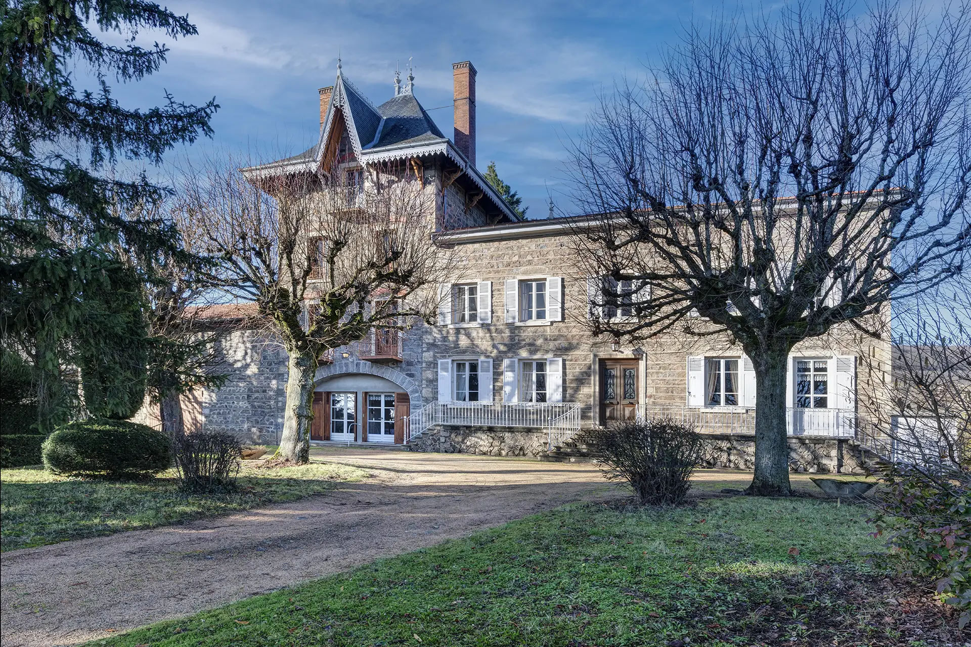 Façade lumineuse de la demeure bourgeoise au cœur du Beaujolais viticole à vendre - Arrière-Cour, agence immobilière spécialisée dans le Rhône