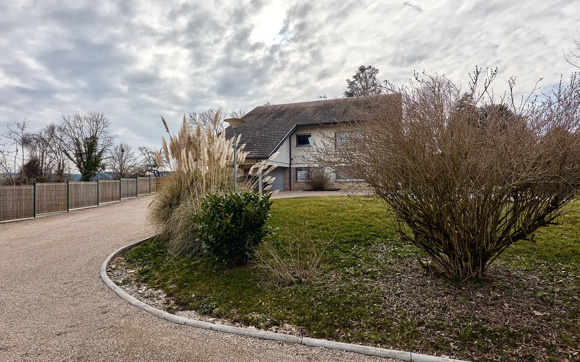 Façade lumineuse de la maison avec piscine à Besançon à vendre - Arrière-Cour, agence immobilière spécialisée dans le Doubs