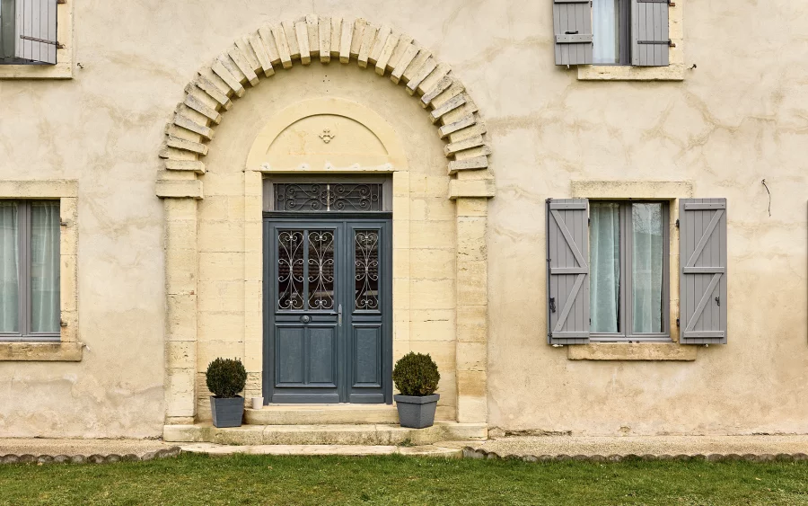 Façade lumineuse du vaste domaine de caractère en Haute-Saône à vendre - Arrière-Cour, agence immobilière spécialisée en Haute-Saône