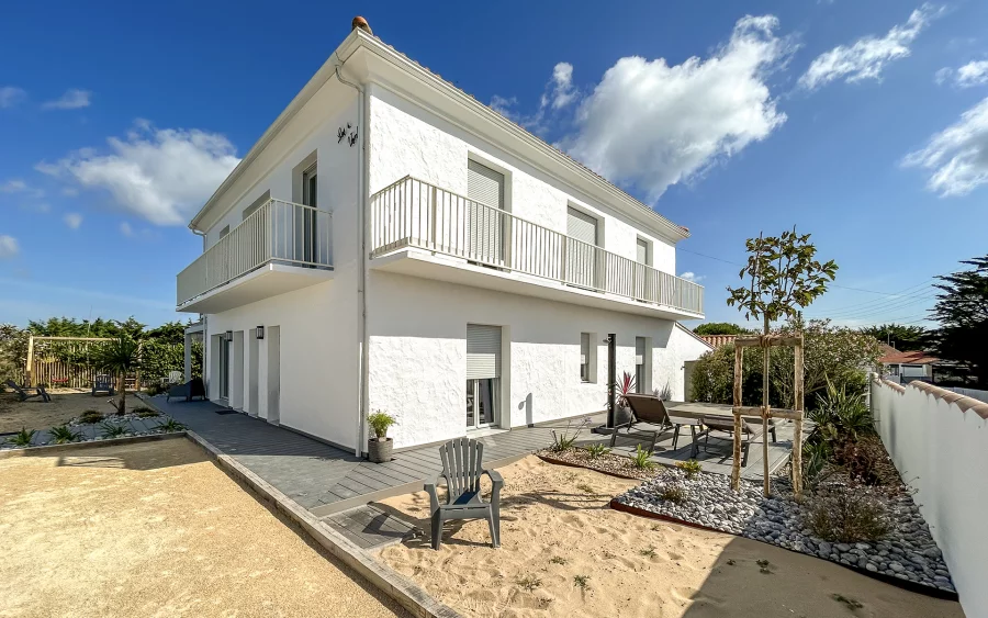 Façade lumineuse de la villa en front de mer à Noirmoutier à vendre - Arrière-Cour, agence immobilière spécialisée en Vendée
