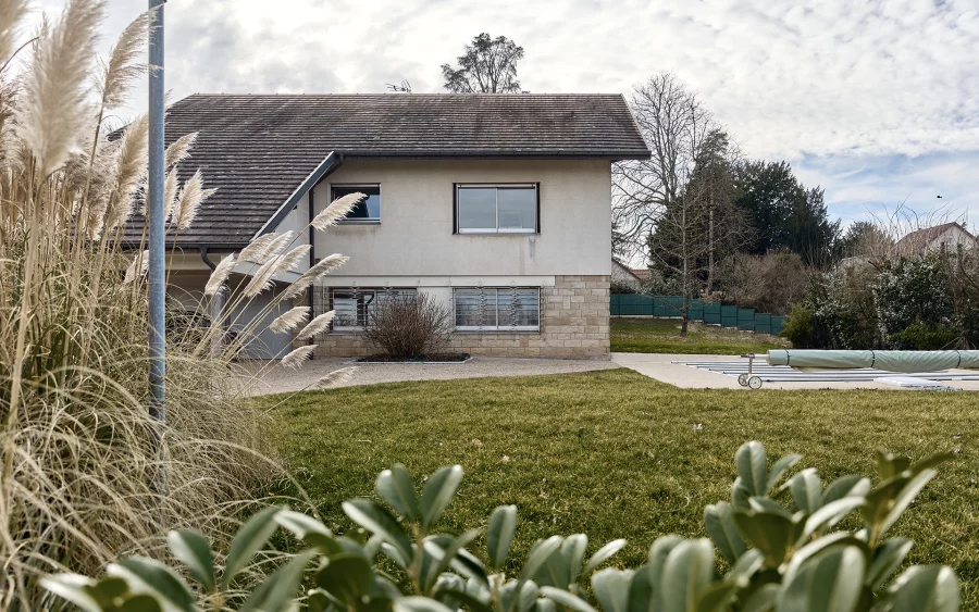 Façade de la maison avec piscine à Besançon à vendre - Arrière-Cour, agence immobilière spécialisée dans le Doubs