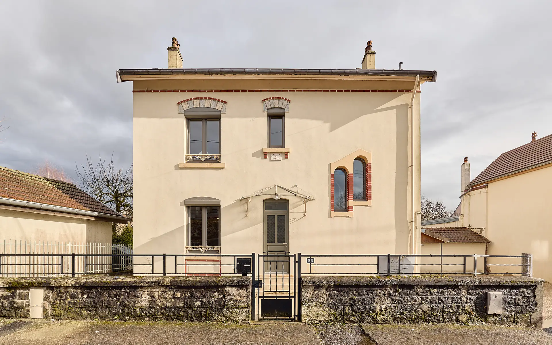Façade de la maison de ville aux Chaprais à Besançon à vendre - Arrière-Cour, agence immobilière spécialisée dans le Doubs