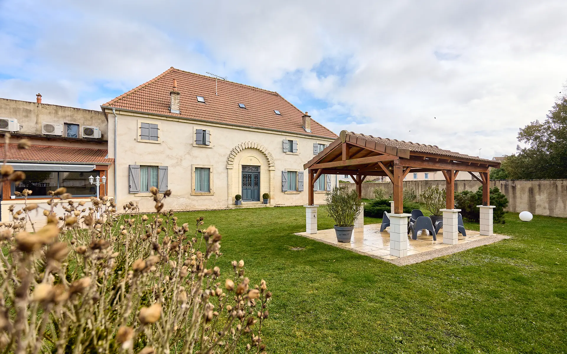 Façade du vaste domaine de caractère en Haute-Saône à vendre - Arrière-Cour, agence immobilière spécialisée en Haute-Saône