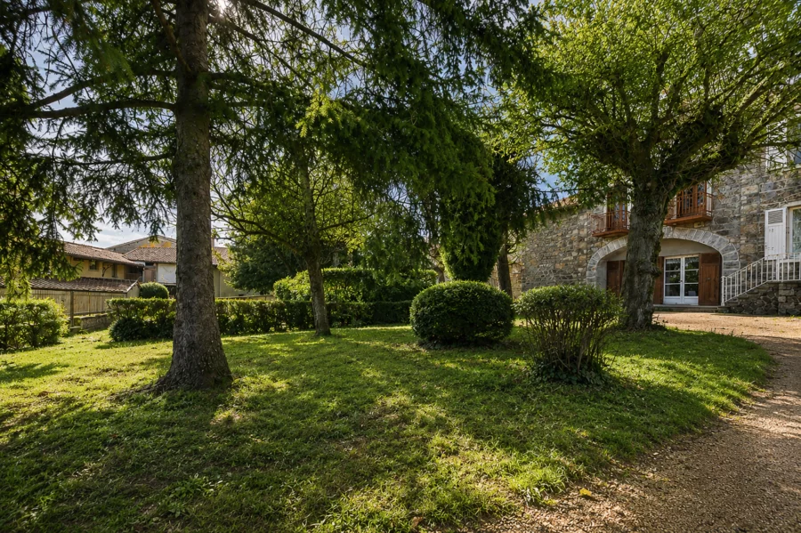 Jardin de la demeure bourgeoise au cœur du Beaujolais viticole à vendre - Arrière-Cour, agence immobilière spécialisée dans le Rhône