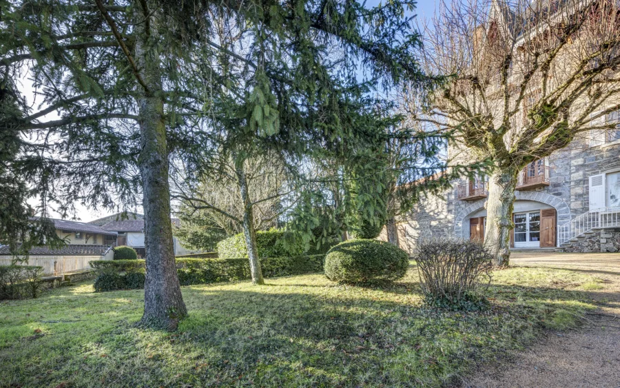 Jardin de la demeure bourgeoise au cœur du Beaujolais viticole à vendre - Arrière-Cour, agence immobilière spécialisée dans le Rhône