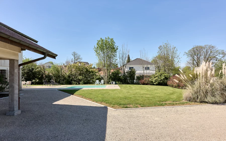Jardin et piscine de la maison avec piscine à Besançon à vendre - Arrière-Cour, agence immobilière spécialisée dans le Doubs