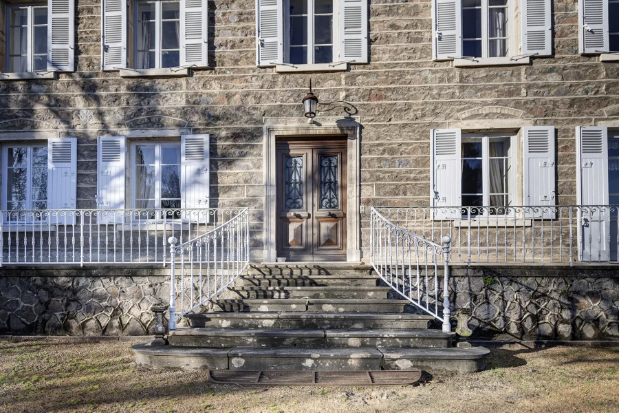 Mur en pierre de la demeure bourgeoise au cœur du Beaujolais viticole à vendre - Arrière-Cour, agence immobilière spécialisée dans le Rhône