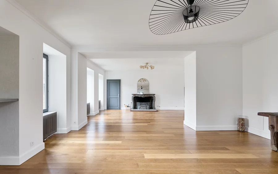 Pièce à vivre de l'ensemble patrimonial au centre de Vesoul à vendre - Arrière-Cour, agence immobilière spécialisée en Haute-Saône