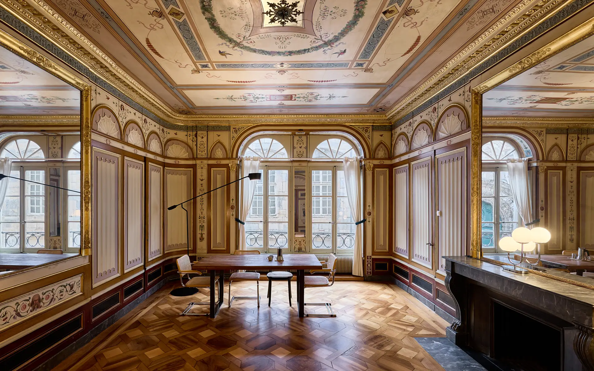 Pièce à vivre de l'appartement ancien au cœur de Besançon à vendre - Arrière-Cour, agence immobilière spécialisée dans le Doubs