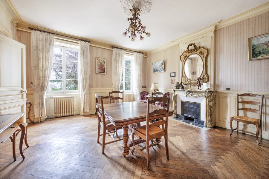 Pièce à vivre de la demeure bourgeoise au cœur du Beaujolais viticole à vendre - Arrière-Cour, agence immobilière spécialisée dans le Rhône