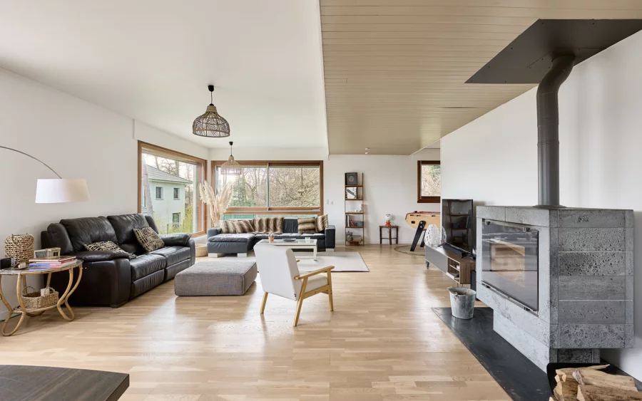 Pièce à vivre de la maison avec piscine à Besançon à vendre - Arrière-Cour, agence immobilière spécialisée dans le Doubs