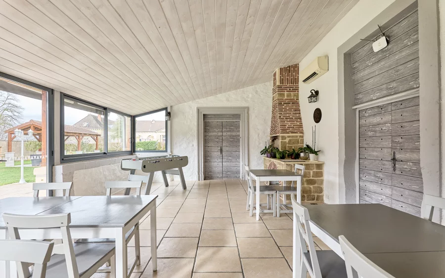 Pièce à vivre du vaste domaine de caractère en Haute-Saône à vendre - Arrière-Cour, agence immobilière spécialisée en Haute-Saône