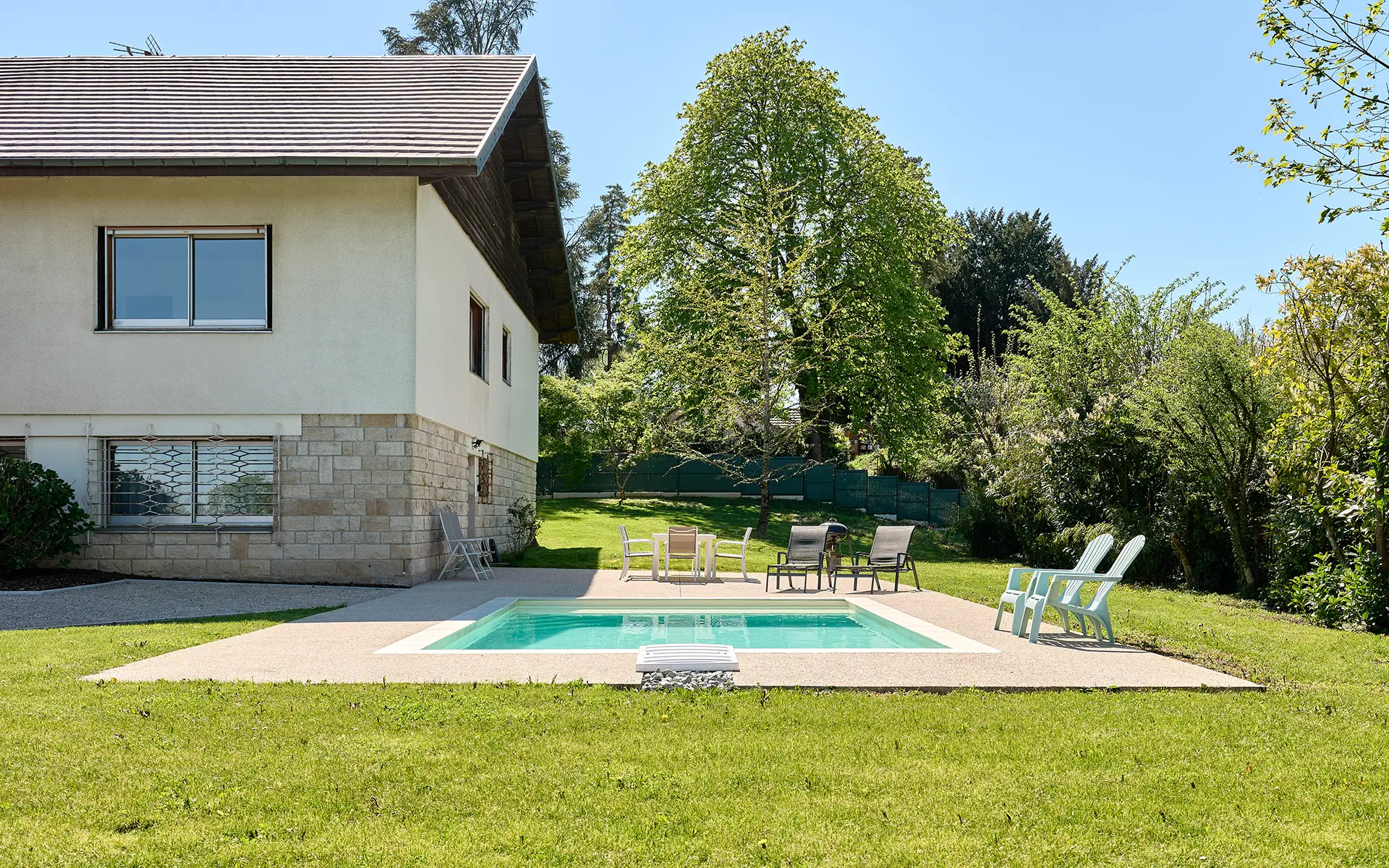 Piscine et façade de la maison avec piscine à Besançon à vendre - Arrière-Cour, agence immobilière spécialisée dans le Doubs