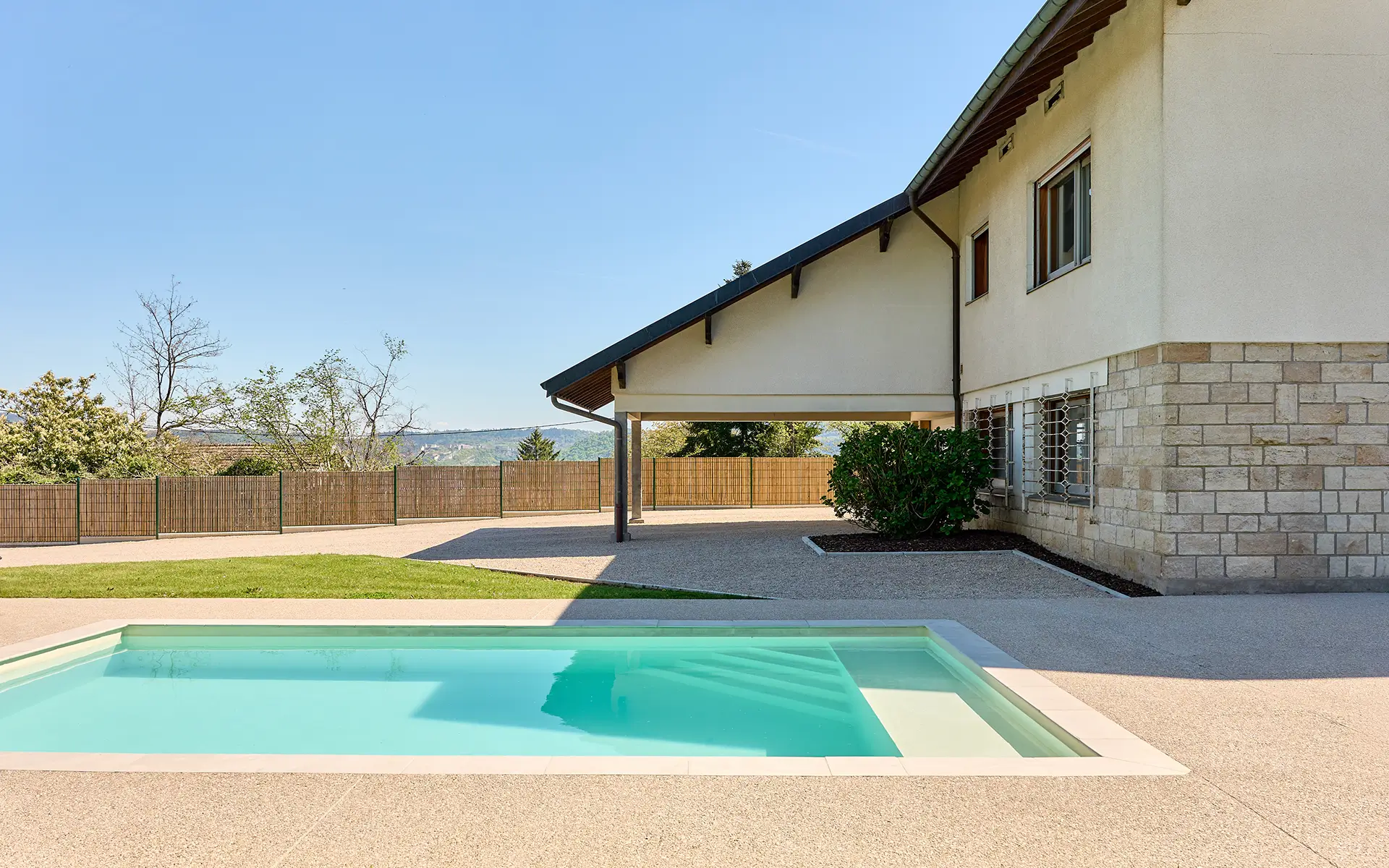 Piscine de la maison avec piscine à Besançon à vendre - Arrière-Cour, agence immobilière spécialisée dans le Doubs