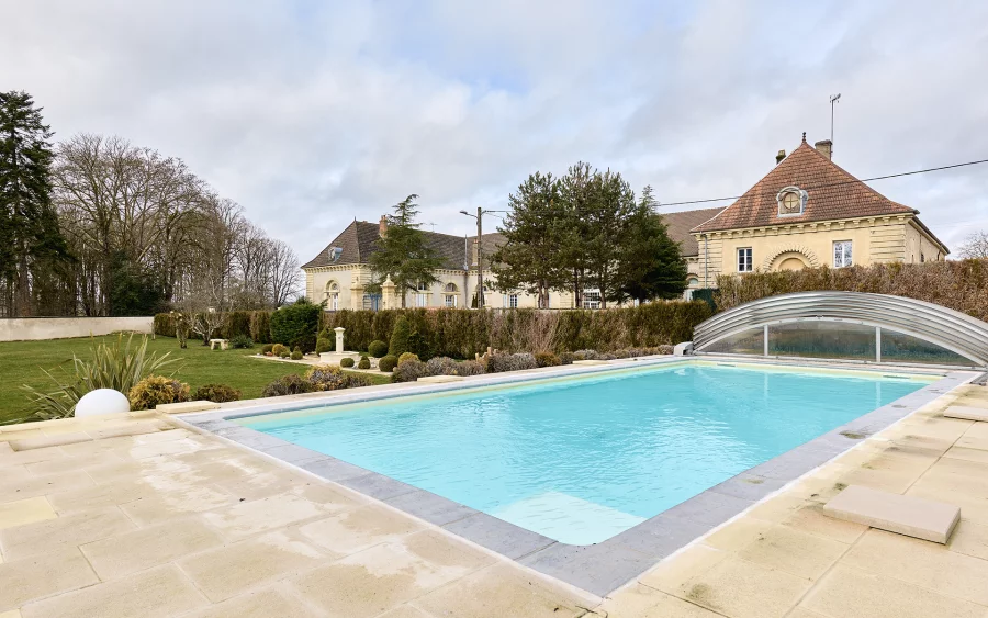Piscine du vaste domaine de caractère en Haute-Saône à vendre - Arrière-Cour, agence immobilière spécialisée en Haute-Saône