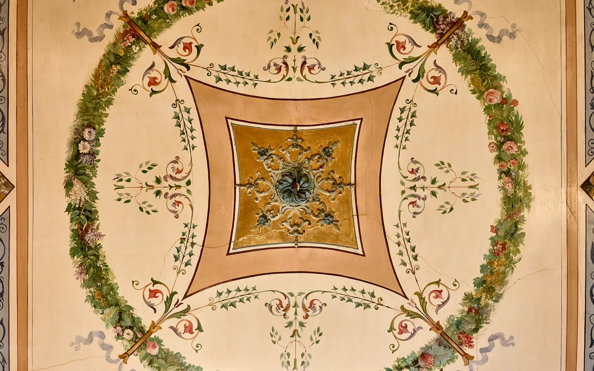 Plafond de l'appartement ancien au cœur de Besançon à vendre - Arrière-Cour, agence immobilière spécialisée dans le Doubs