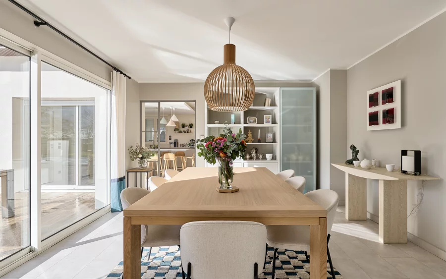 Salle à manger de la maison contemporaine avec piscine à Besançon à vendre - Arrière-Cour, agence immobilière spécialisée dans le Doubs