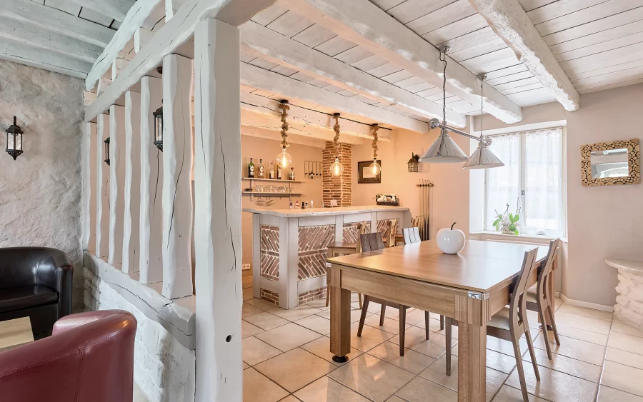 Salle à manger du vaste domaine de caractère en Haute-Saône à vendre - Arrière-Cour, agence immobilière spécialisée en Haute-Saône