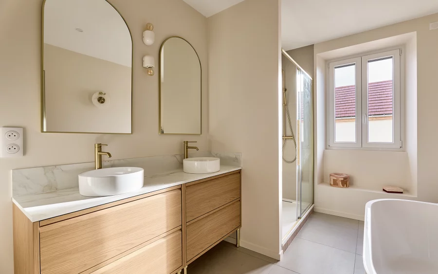 Salle de bain de la maison de ville aux Chaprais à Besançon à vendre - Arrière-Cour, agence immobilière spécialisée dans le Doubs