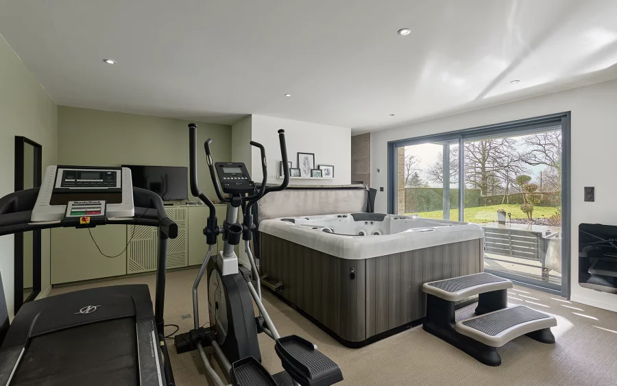 Salle de sport de la maison contemporaine avec piscine à Besançon à vendre - Arrière-Cour, agence immobilière spécialisée dans le Doubs