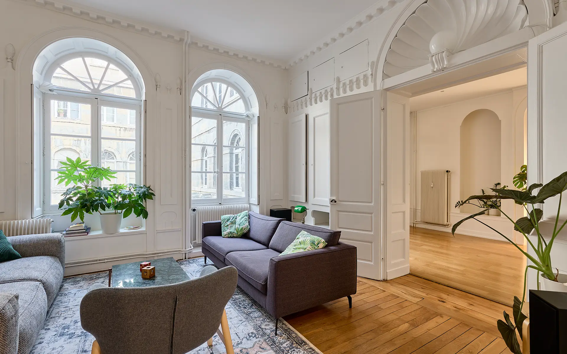 Salon lumineux de l'appartement ancien au cœur de Besançon à vendre - Arrière-Cour, agence immobilière spécialisée dans le Doubs