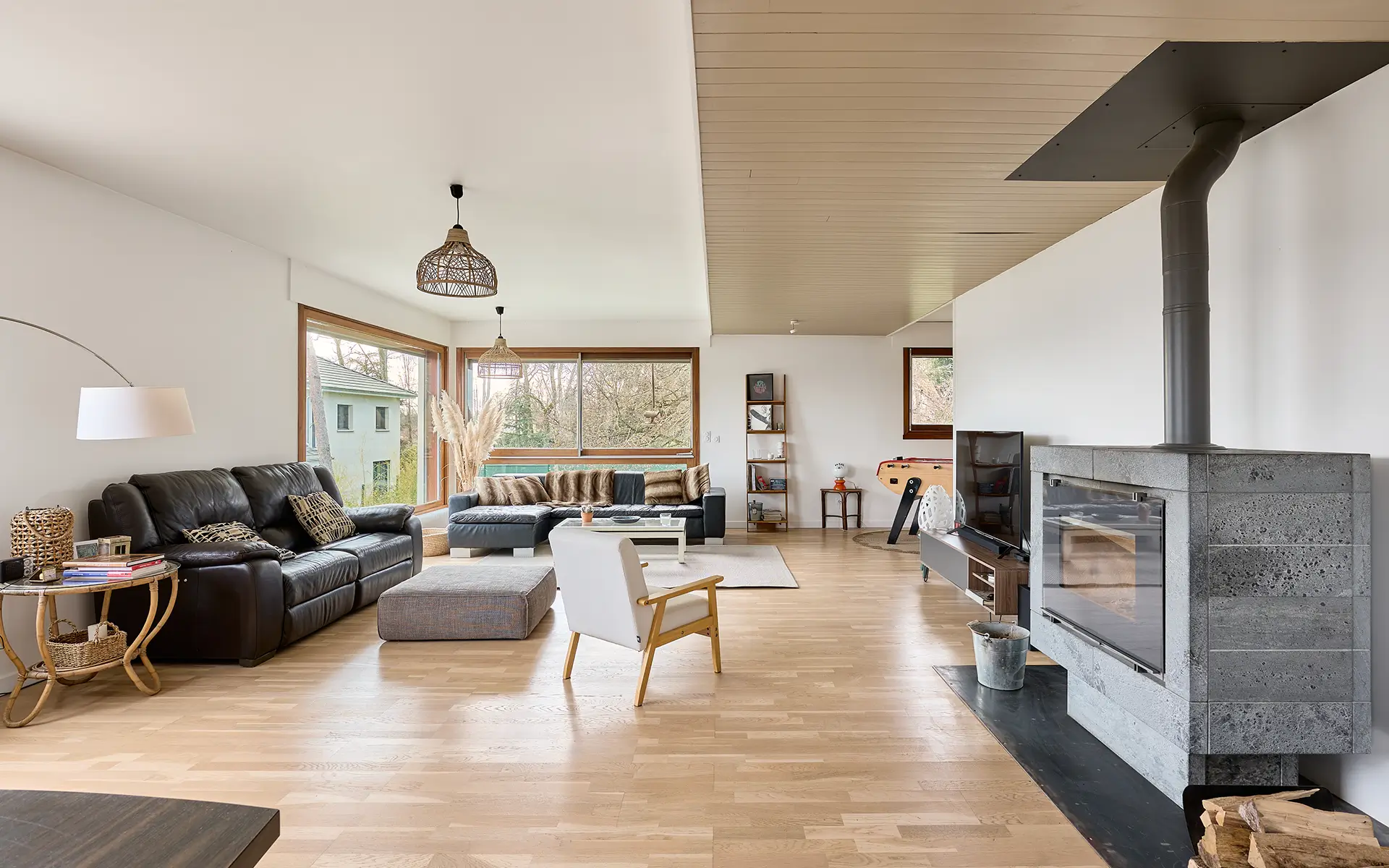 Salon lumineux de la maison avec piscine à Besançon à vendre - Arrière-Cour, agence immobilière spécialisée dans le Doubs