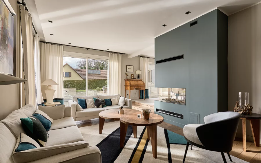 Salon de la maison contemporaine avec piscine à Besançon à vendre - Arrière-Cour, agence immobilière spécialisée dans le Doubs