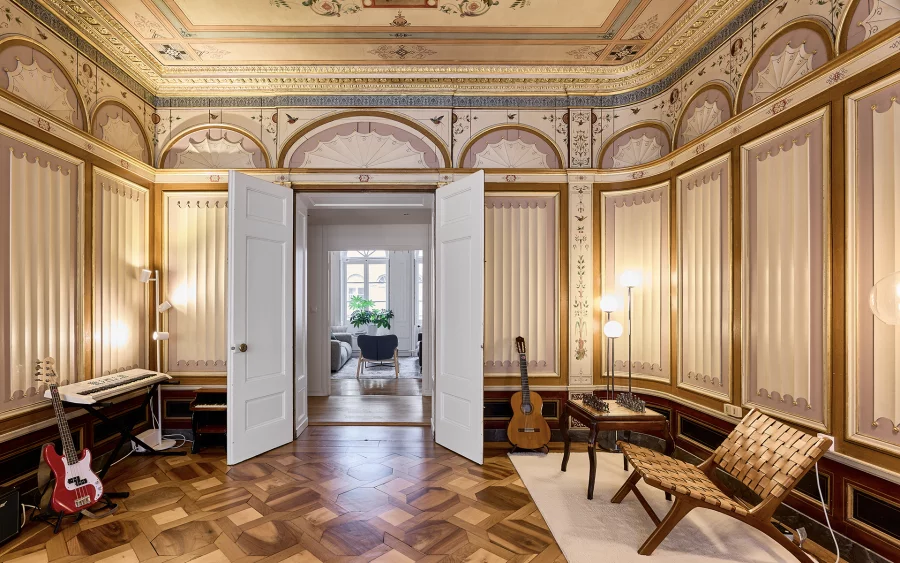 Séjour de l'appartement ancien au cœur de Besançon à vendre - Arrière-Cour, agence immobilière spécialisée dans le Doubs