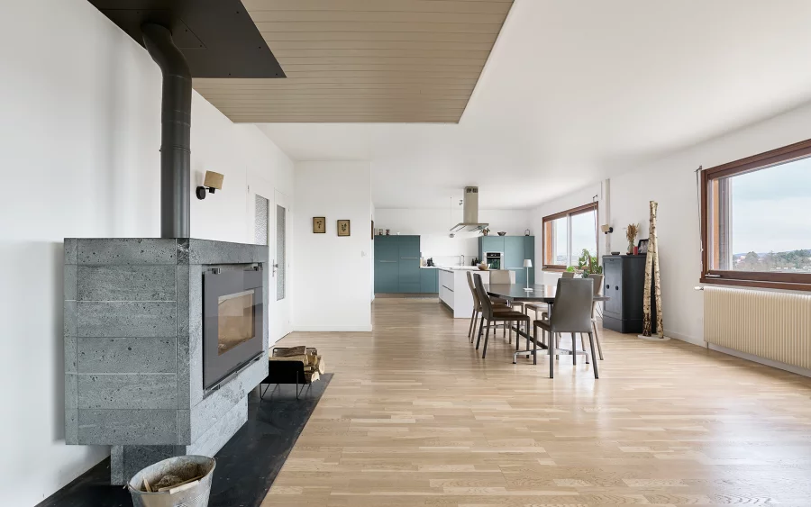 Séjour de la maison avec piscine à Besançon à vendre - Arrière-Cour, agence immobilière spécialisée dans le Doubs