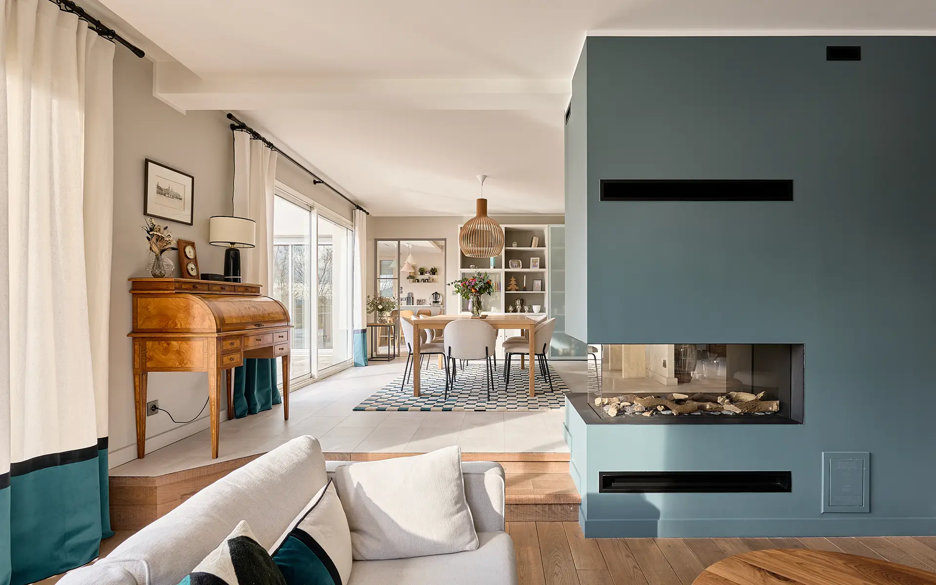 Séjour de la maison contemporaine avec piscine à Besançon à vendre - Arrière-Cour, agence immobilière spécialisée dans le Doubs