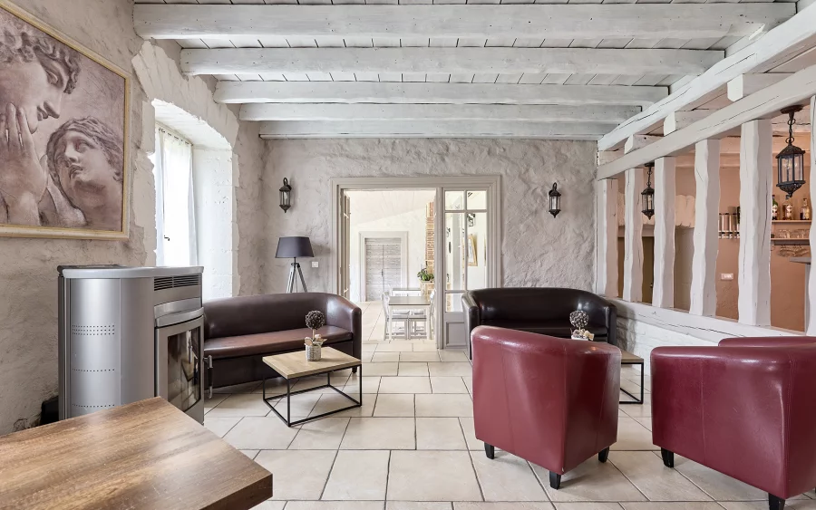 Séjour du vaste domaine de caractère en Haute-Saône à vendre - Arrière-Cour, agence immobilière spécialisée en Haute-Saône