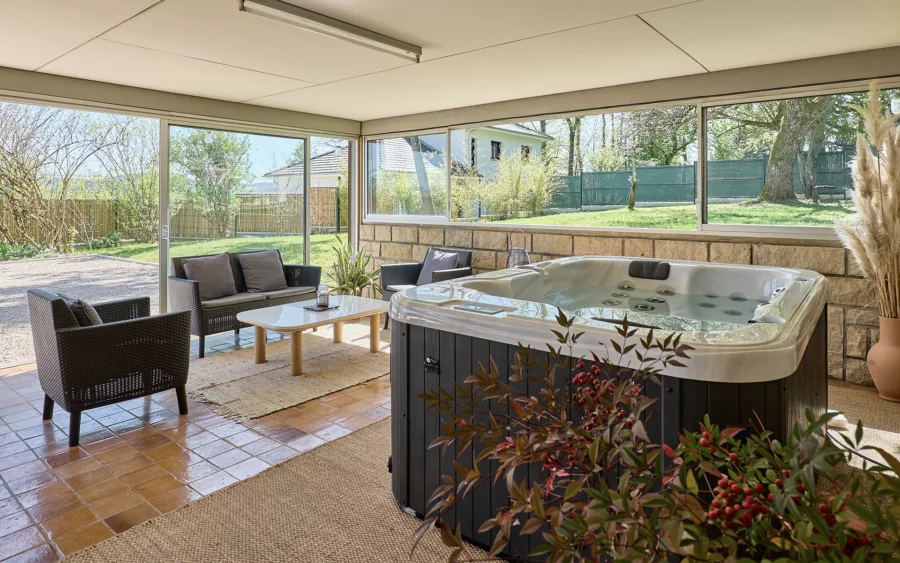 Spa de la maison avec piscine à Besançon à vendre - Arrière-Cour, agence immobilière spécialisée dans le Doubs
