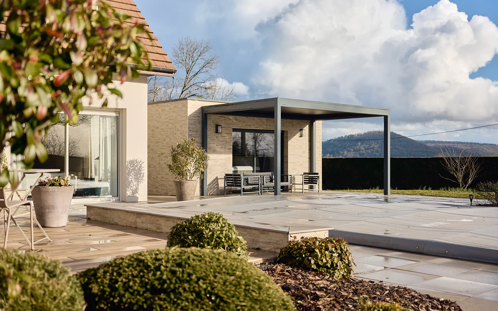 Terrasse de la maison contemporaine avec piscine à Besançon à vendre - Arrière-Cour, agence immobilière spécialisée dans le Doubs