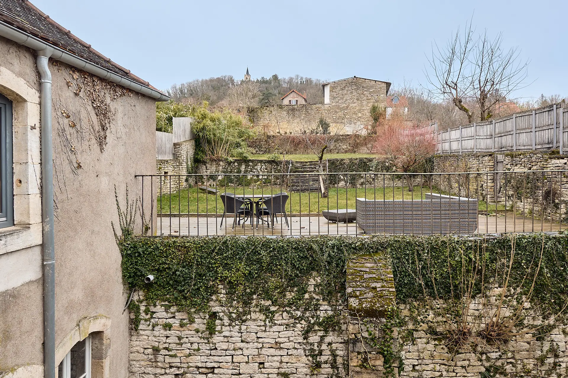 Terrasse de l'ensemble patrimonial au centre de Vesoul à vendre - Arrière-Cour, agence immobilière spécialisée en Haute-Saône