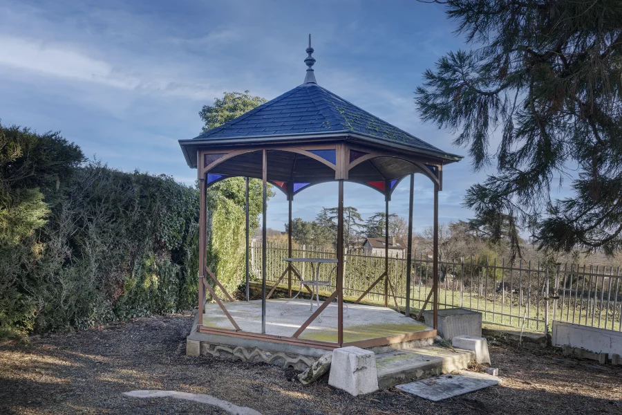 Terrasse de la demeure bourgeoise au cœur du Beaujolais viticole à vendre - Arrière-Cour, agence immobilière spécialisée dans le Rhône