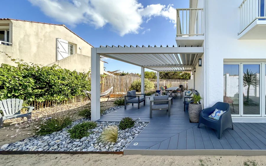 Terrasse de la villa en front de mer à Noirmoutier à vendre - Arrière-Cour, agence immobilière spécialisée en Vendée