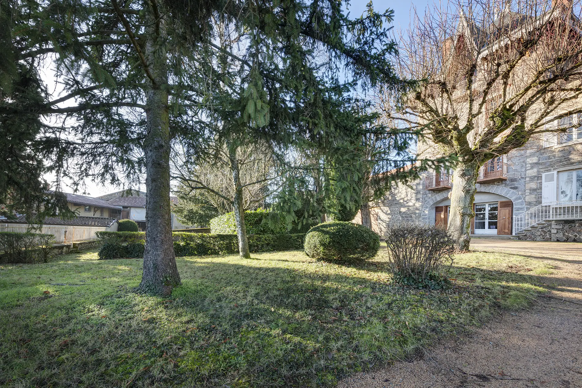 Verdure et façade de la demeure bourgeoise au cœur du Beaujolais viticole à vendre - Arrière-Cour, agence immobilière spécialisée dans le Rhône