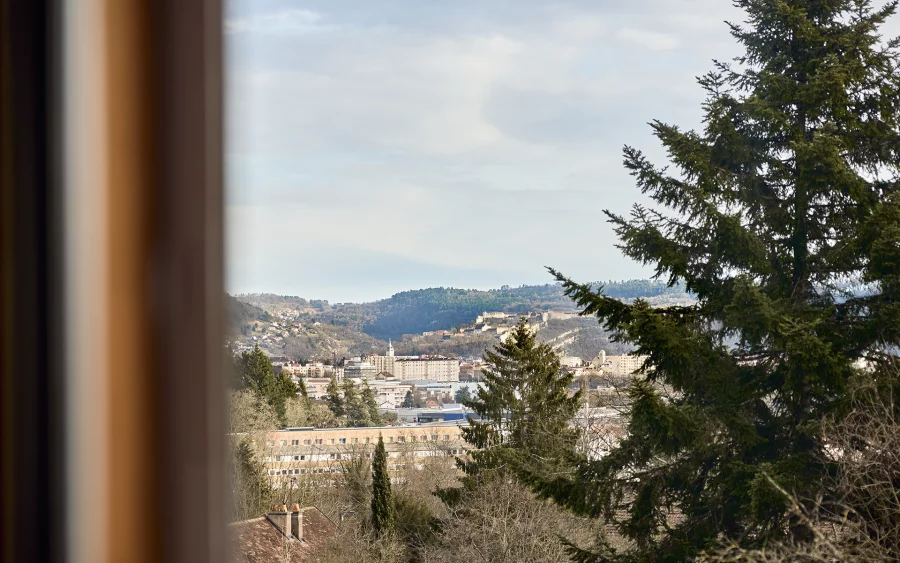 Vue sur Besançon depuis la maison avec piscine à Besançon à vendre - Arrière-Cour, agence immobilière spécialisée dans le Doubs