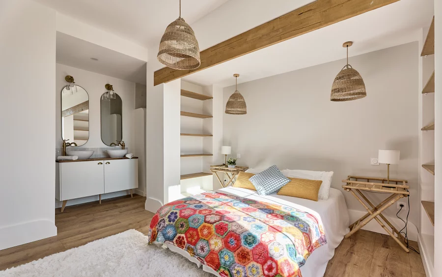 Chambre de l'ancien presbytère rénové à Sainte-Marie-en-Chaux à vendre - Arrière-Cour, agence immobilière spécialisée en Haute-Saône