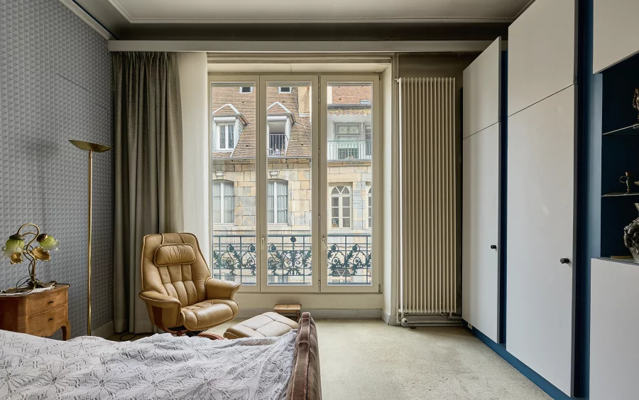 Chambre de l'appartement haussmannien dans le centre historique de Besançon à vendre - Arrière-Cour, agence immobilière spécialisée dans le Doubs