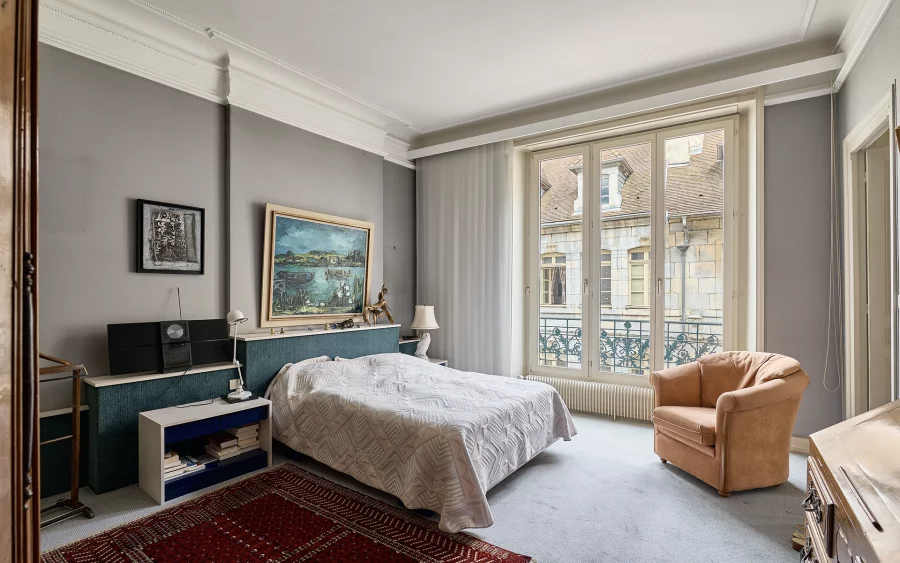 Chambre lumineuse de l'appartement haussmannien dans le centre historique de Besançon à vendre - Arrière-Cour, agence immobilière spécialisée dans le Doubs