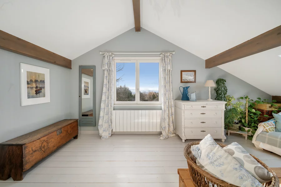 Chambre de la maison familiale avec jardin et vue à Gex à vendre - Arrière-Cour, agence immobilière spécialisée dans l'Ain