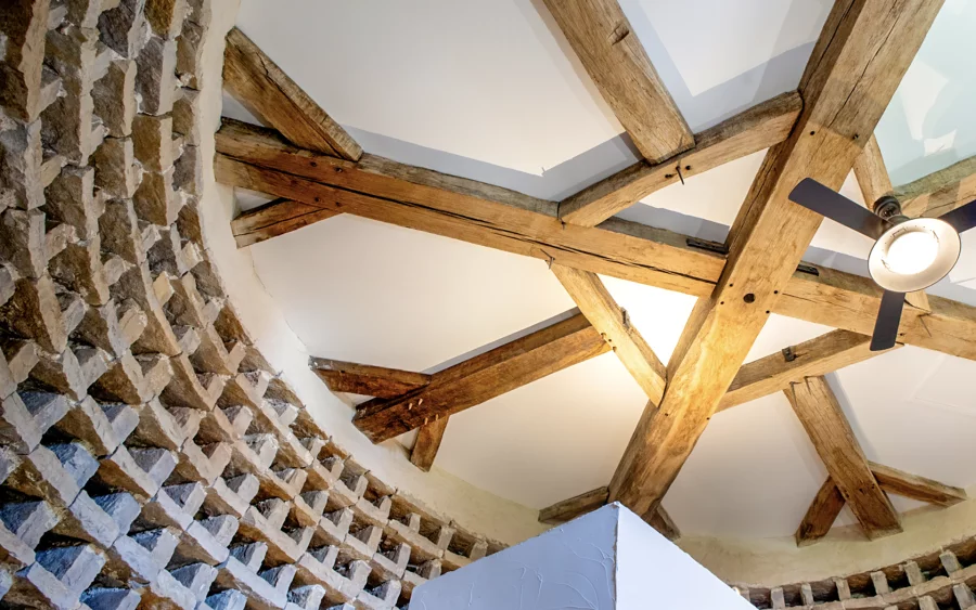 Charpente du domaine seigneurial des XVe-XVIe siècle près de Dijon à vendre - Arrière-Cour, agence immobilière spécialisée en Côte-d'Or