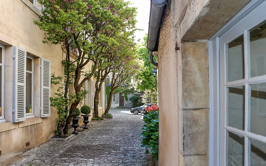 Cour de l'hôtel particulier dans le centre historique de Dijon à vendre - Arrière-Cour, agence immobilière spécialisée en Côte-d'Or
