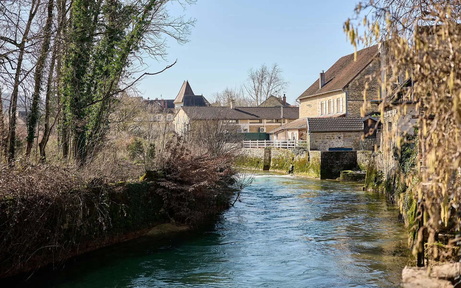 Cours d'eau de la maison en pierre à Voiteur au bord de la Seille à vendre - Arrière-Cour, agence immobilière spécialisée dans le Jura