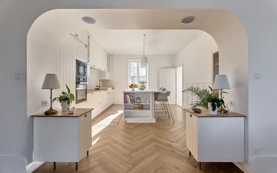 Cuisine de l'ancien presbytère rénové à Sainte-Marie-en-Chaux à vendre - Arrière-Cour, agence immobilière spécialisée en Haute-Saône