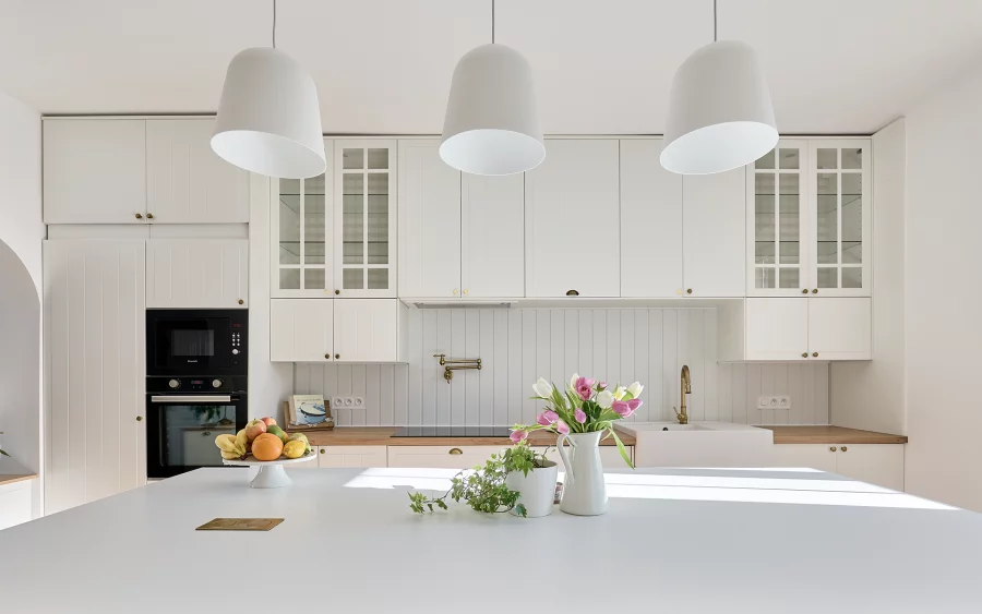 Cuisine lumineuse de l'ancien presbytère rénové à Sainte-Marie-en-Chaux à vendre - Arrière-Cour, agence immobilière spécialisée en Haute-Saône